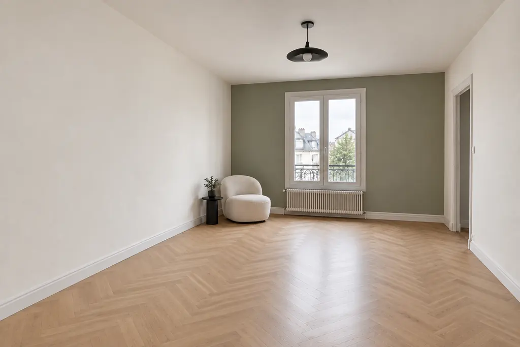 Simulation après rénovation, sous le même angle : murs lisses, peinture vert sauge et parquet en bâtons rompus.